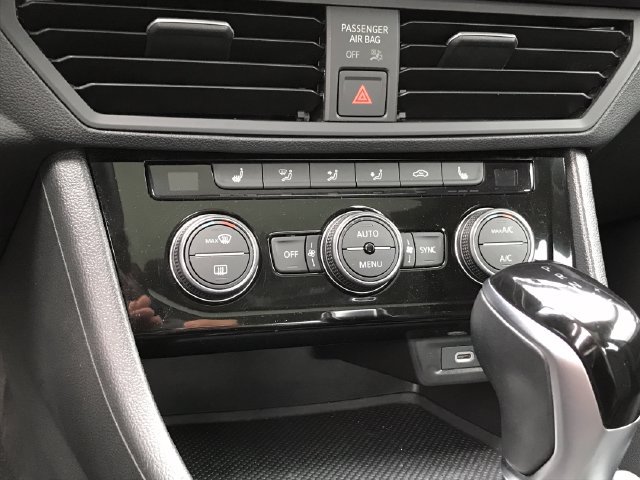 Used 2024 Volkswagen Jetta SE FWD image 9
