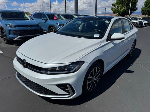 Used 2025 Volkswagen Jetta SE image 2