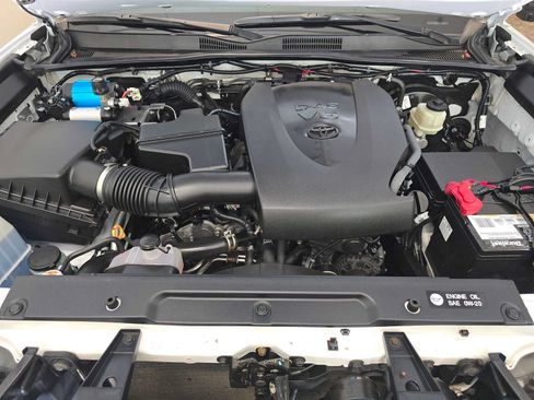 Used 2018 Toyota Tacoma SR5 AWD/4WD image 9