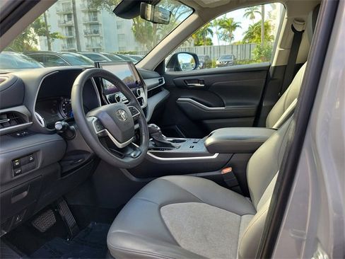 Used 2023 Toyota Highlander Bronze Edition image 11