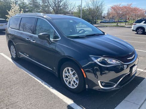 Used 2020 Chrysler Pacifica Touring-L FWD image 5