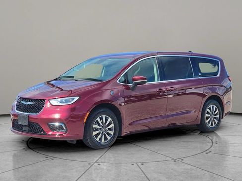 Used 2023 Chrysler Pacifica Touring-L FWD image 3