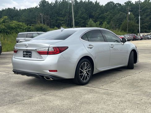 Used 2016 Lexus ES 350 w/ Luxury Package w/Wood Trim FWD image 3