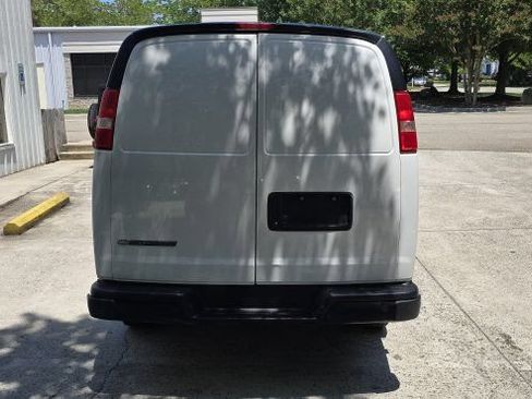 Used 2018 Chevrolet Express 2500 w/ Driver Convenience Package RWD image 4