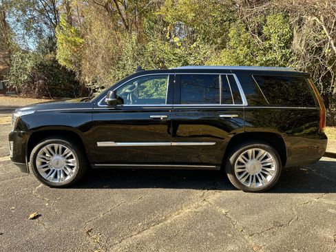 Used 2019 Cadillac Escalade Platinum image 3