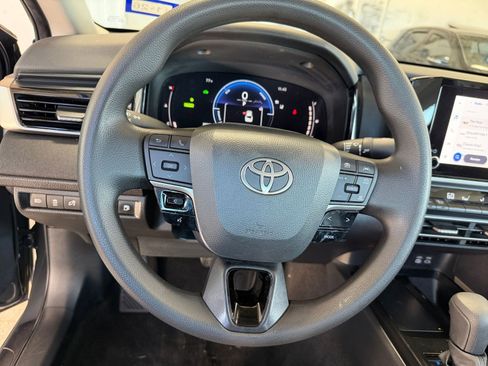 Used 2025 Toyota Camry LE image 27