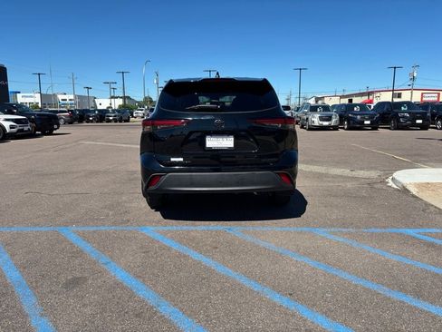 Used 2024 Toyota Highlander LE AWD/4WD image 6