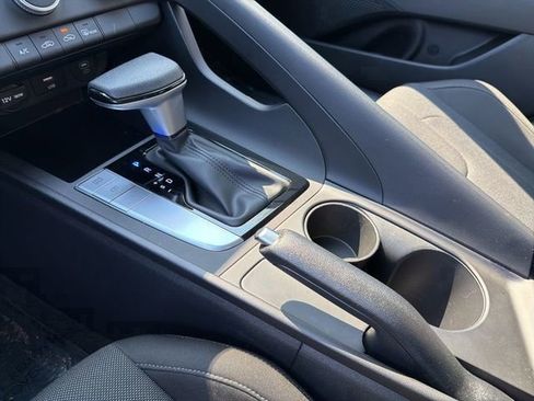 Certified 2025 Hyundai Elantra SE image 26
