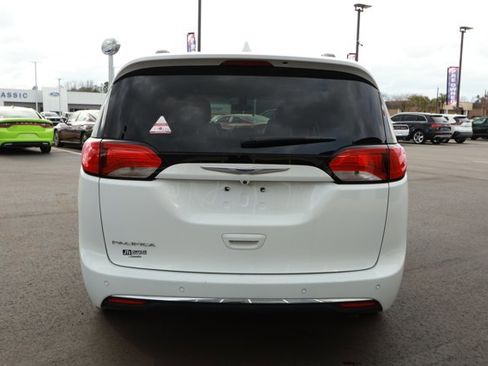 Used 2020 Chrysler Pacifica Touring-L image 7