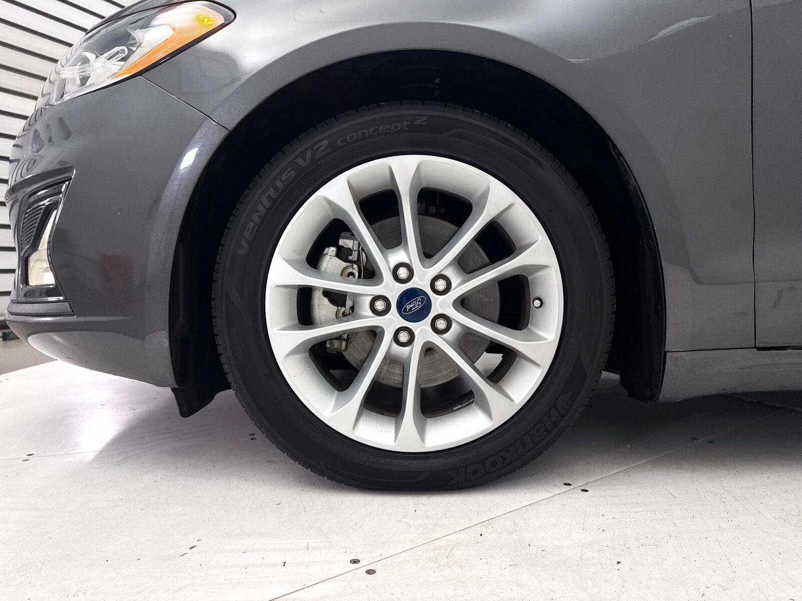 Used 2019 Ford Fusion SE FWD image 4