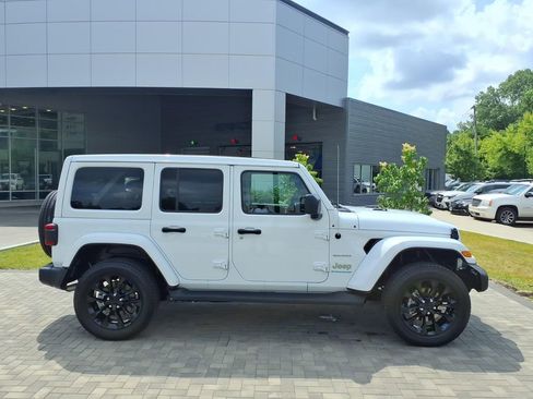 Used 2023 Jeep Wrangler Unlimited Sahara w/ Cold Weather Group AWD/4WD image 9