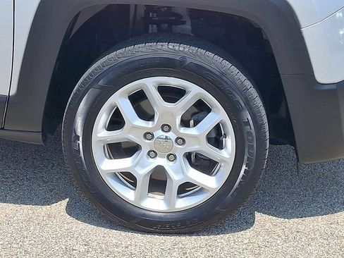 Used 2018 Jeep Renegade Latitude AWD/4WD image 8