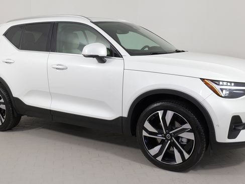 Used 2024 Volvo XC40 B5 Plus w/ Climate Package image 8