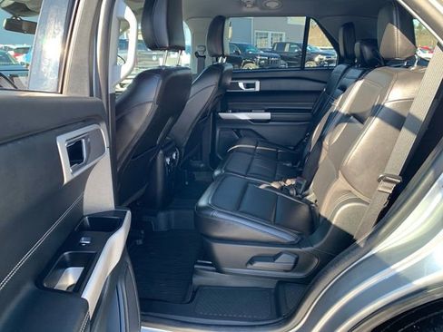 Used 2022 Ford Explorer XLT w/ Equipment Group 202A image 15