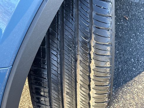 Used 2025 Volvo XC40 B5 Core image 13