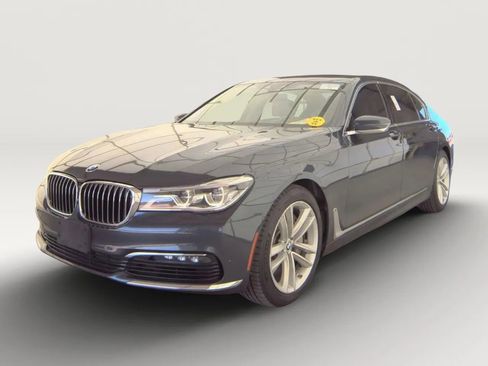 Used 2017 BMW 750i xDrive image 2
