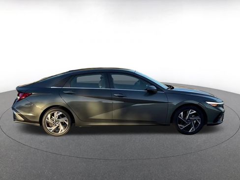 Used 2025 Hyundai Elantra Limited image 16