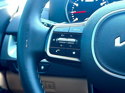 Used 2024 Kia Carnival LX image 30