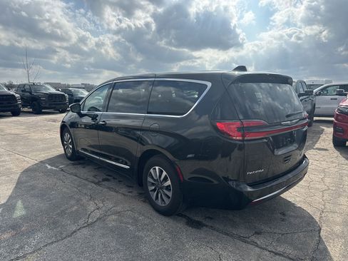 Used 2023 Chrysler Pacifica Limited image 8