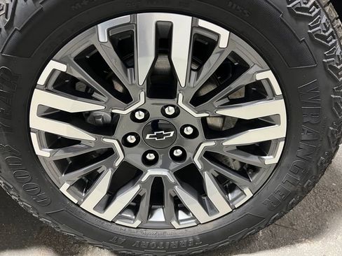 Used 2025 Chevrolet Tahoe Z71 image 47