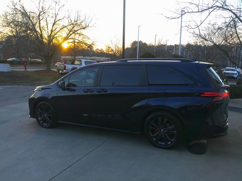 Used 2025 Toyota Sienna XSE image 9