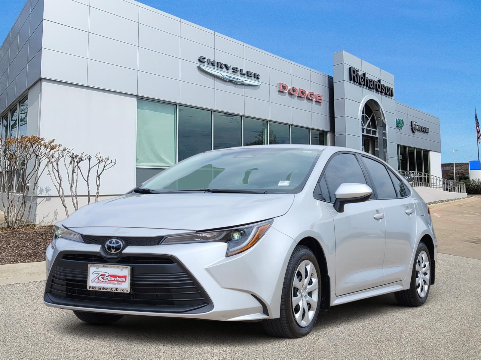 Used 2026 Toyota Corolla LE FWD image 2