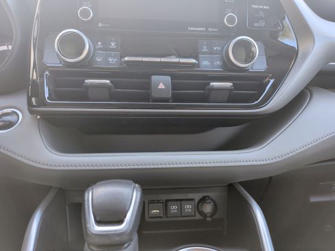 Used 2021 Toyota Highlander LE image 27