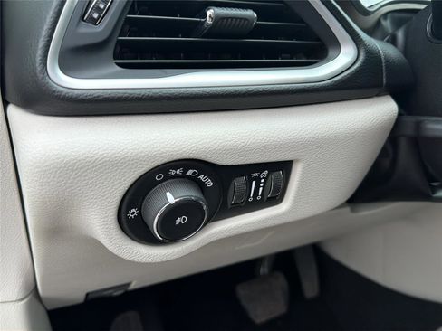 Used 2019 Chrysler Pacifica Touring-L FWD image 32