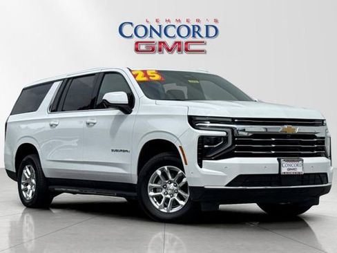 Used 2025 Chevrolet Suburban LT AWD/4WD image 2
