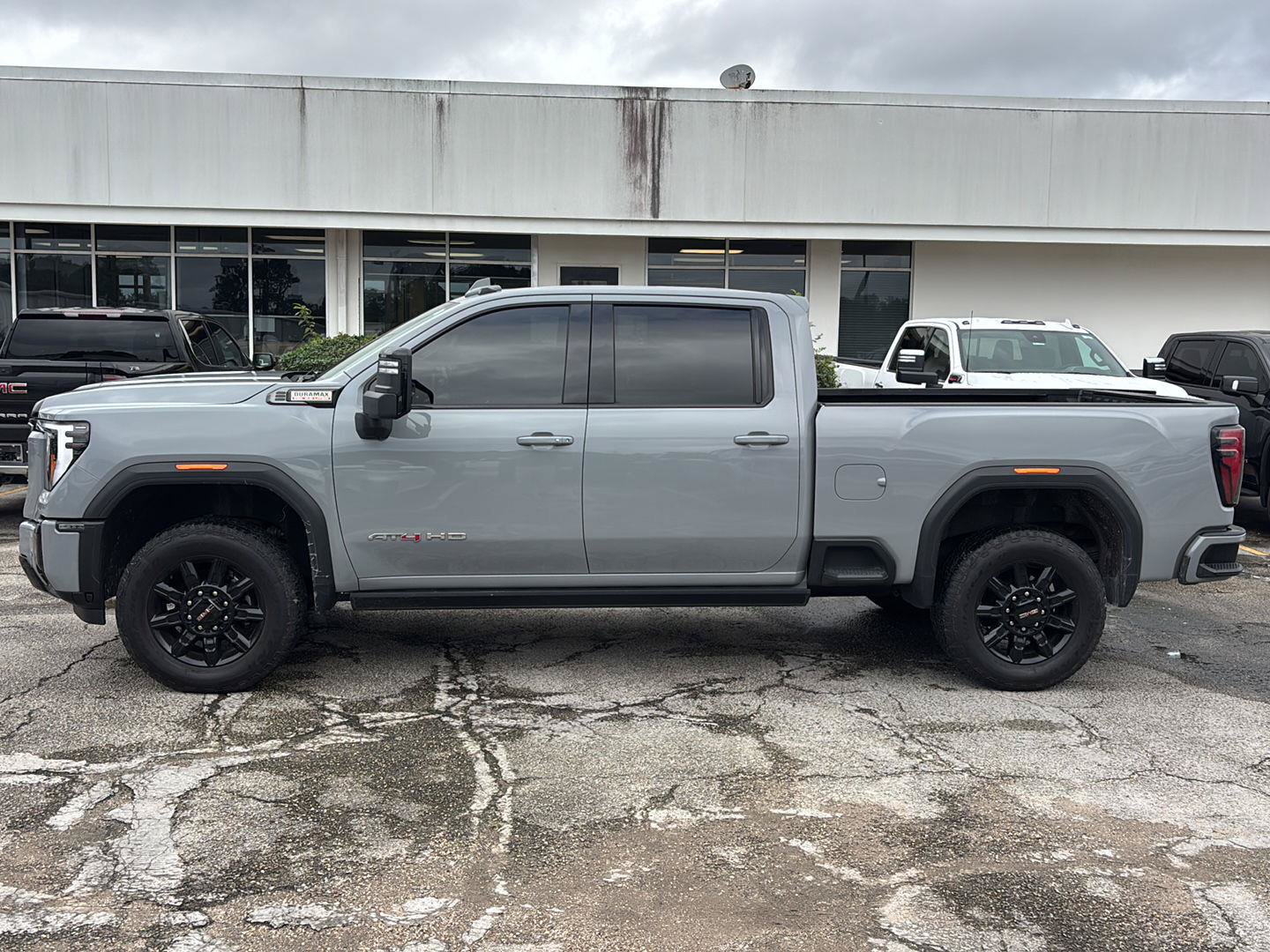 Used 2024 GMC Sierra 2500 AT4 w/ AT4 Premium Plus Package AWD/4WD image 4