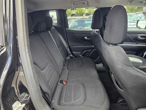 Used 2022 Jeep Renegade Latitude AWD/4WD image 12