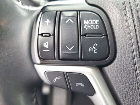 Used 2019 Toyota Highlander Plus FWD image 25