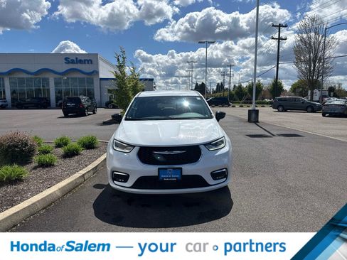 Used 2024 Chrysler Pacifica Select image 6