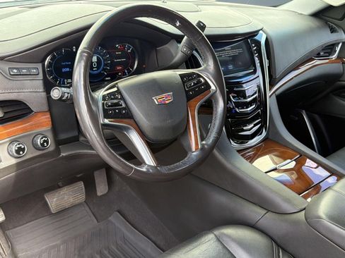 Used 2019 Cadillac Escalade Luxury AWD/4WD image 4