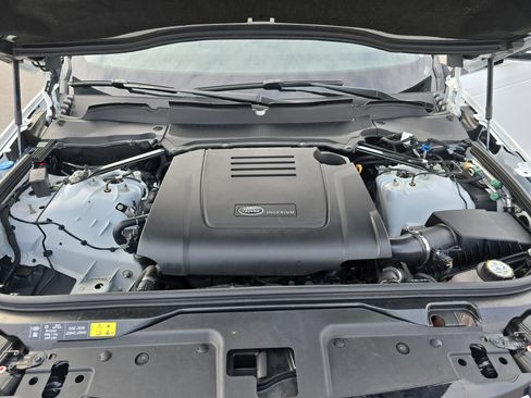 Used 2025 Land Rover Discovery S image 33