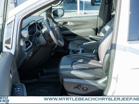 New 2025 Chrysler Voyager LX image 17