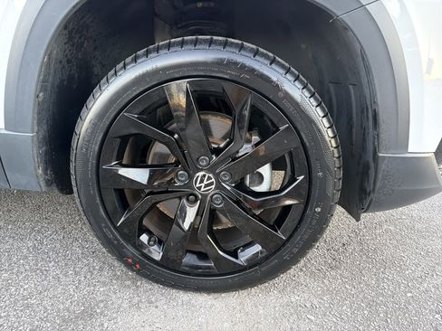 Used 2024 Volkswagen Taos SE image 12