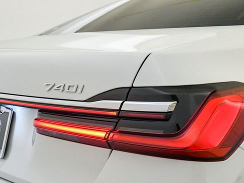 Used 2022 BMW 740i w/ M Sport Package RWD image 12