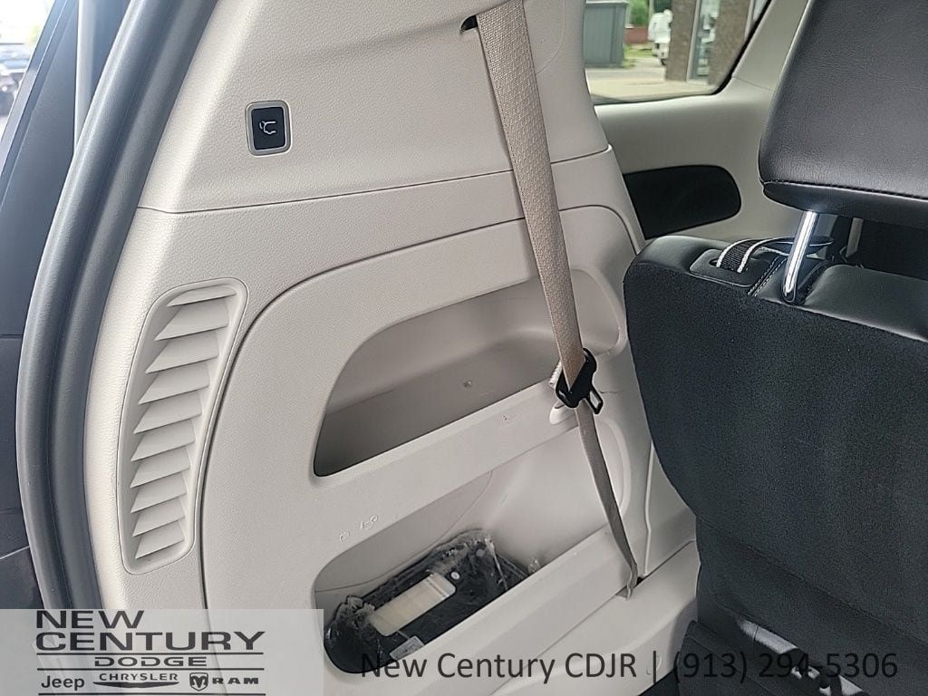 Used 2023 Chrysler Pacifica Touring-L FWD image 26