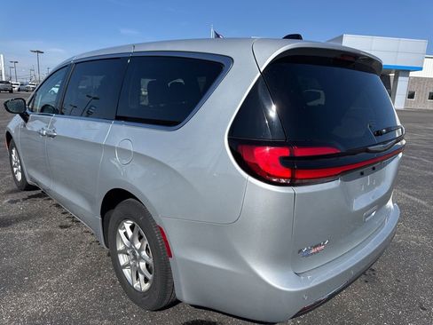 Used 2024 Chrysler Pacifica Touring-L image 8