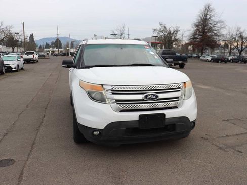 Used 2013 Ford Explorer XLT image 3
