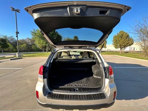 Used 2014 Subaru Outback 2.5i Limited w/ Moonroof Package AWD/4WD image 10