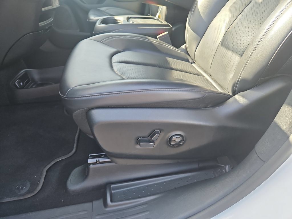 Used 2024 Chrysler Pacifica Limited FWD image 17