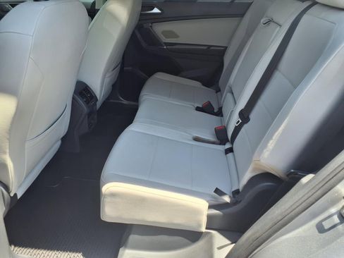 Used 2020 Volkswagen Tiguan SE image 17