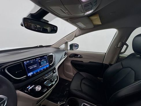 Used 2023 Chrysler Pacifica Touring-L FWD image 20