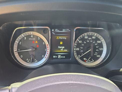 Used 2018 Nissan Titan SV w/ SV Convenience Package RWD image 12