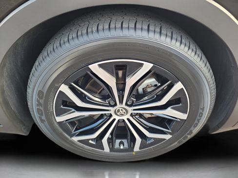 Used 2023 Toyota Crown Limited image 20