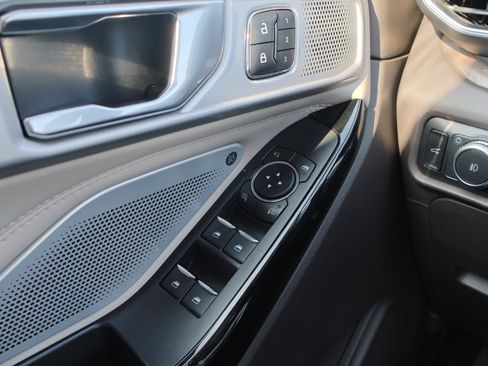 Used 2022 Ford Explorer Platinum w/ Equipment Group 601A image 17