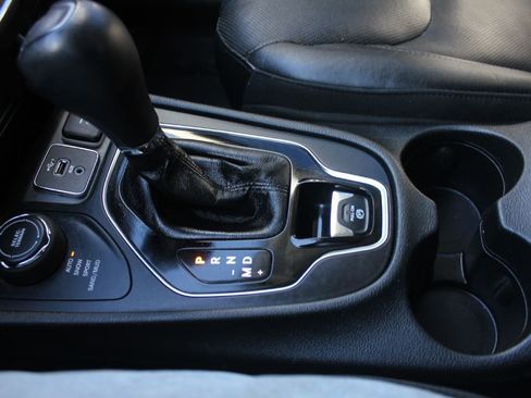 Used 2019 Jeep Cherokee Limited image 21