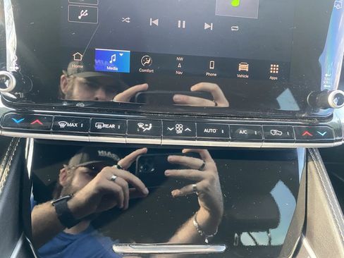 Used 2023 Jeep Wagoneer L 4WD w/ Premium Group I image 23